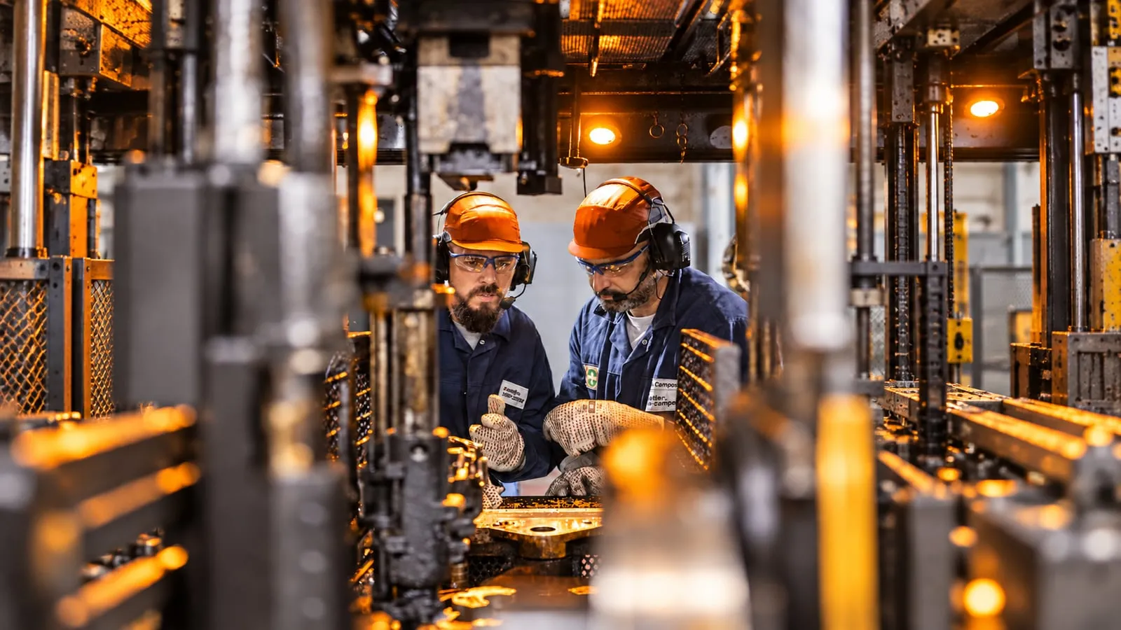 Deux techniciens en intervention sur une machine industrielle