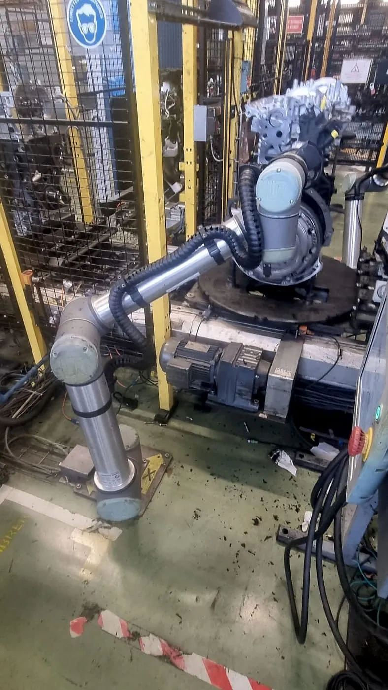 Robot collaboratif UR10 intégré sur un poste — usine Renault de Cléon